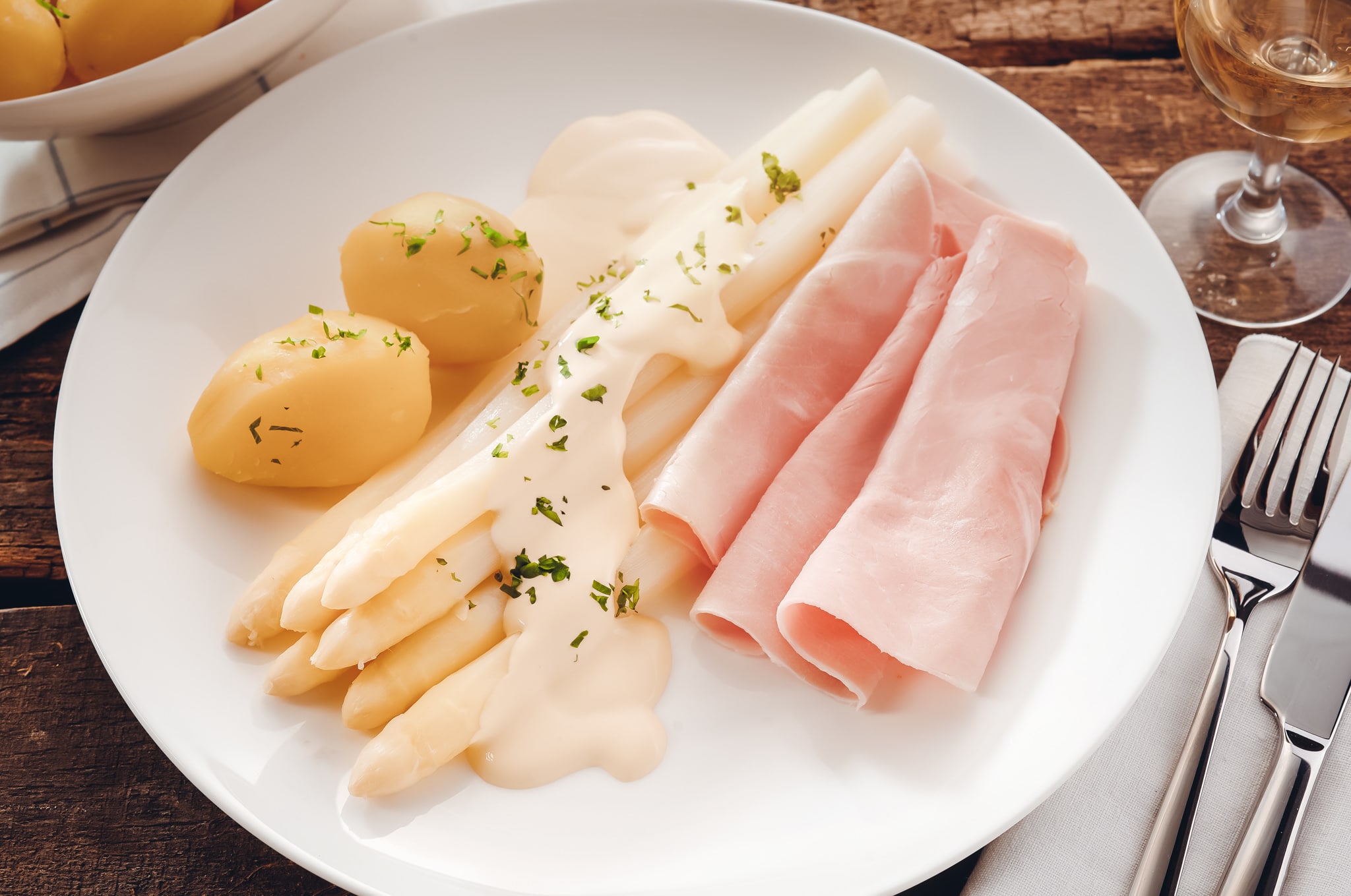 Saucen: dieses Bild zeigt Spargel mit Sauce Hollandaise