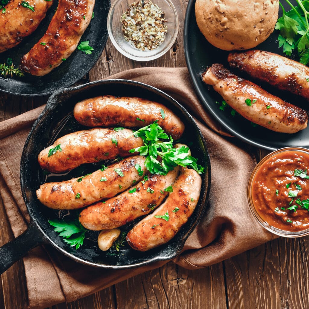 Bratwurst-Gewürze - dieses Bild zeigt mehrere Bratwürste in der Pfanne