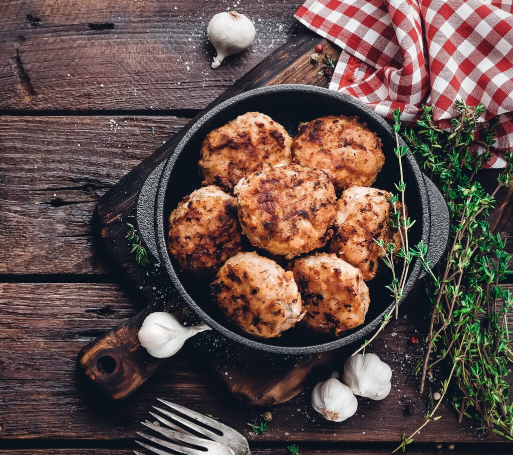 Hackfleisch-Gewürz: dieses Bild zeigt Frikadellen in der Pfanne