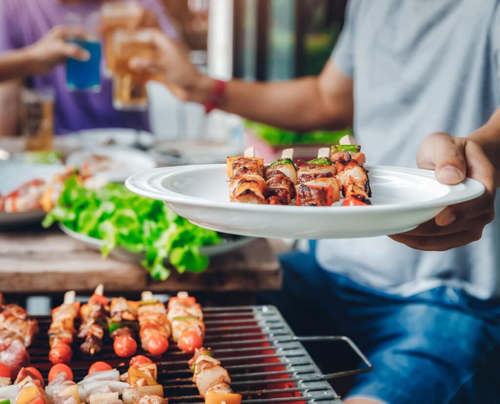 Grillspieße Rezepte: dieses Bild zeigt Spieße, die frisch vom Grill kommen