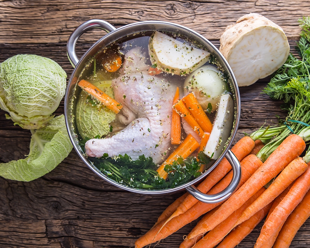 Bouillon: dieses Bild zeigt einen Topf mit einer Geflügelbouillon