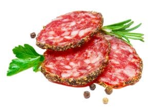 Salami mit Pfefferrand aufgeschnitten