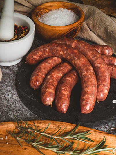 Wildbratwurst auf Schieferplatte